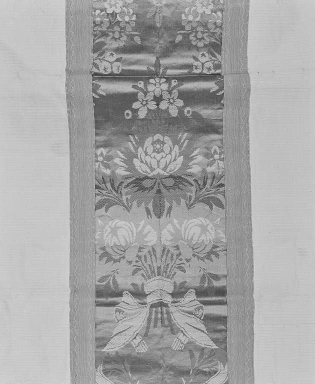 Chasuble blanche : détail de la croix.