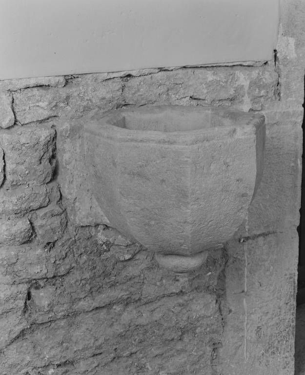 Nef, bénitier de la porte latérale.