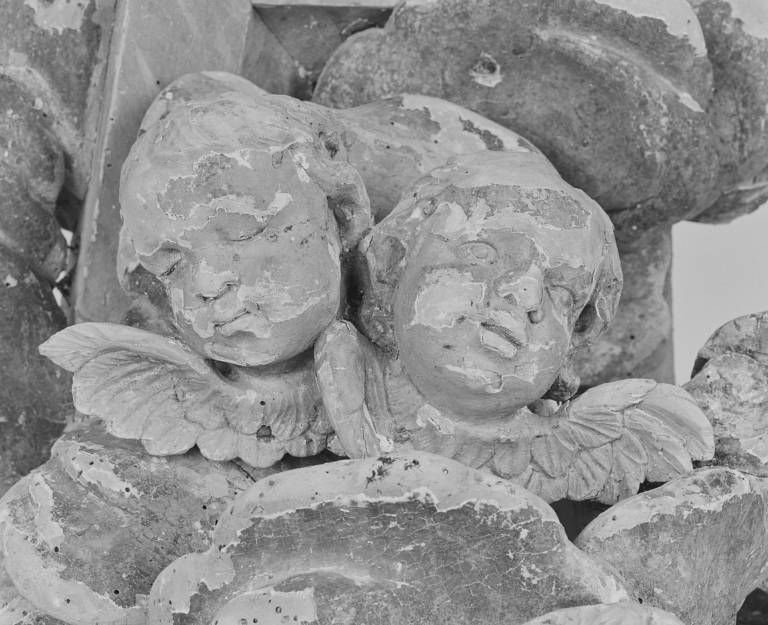 Tabernacle, détail du couronnement : deux têtes d'anges sculptées.