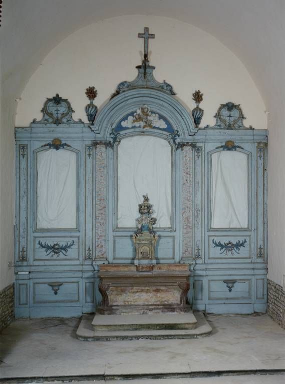 Autel et retable : vue d'ensemble.
