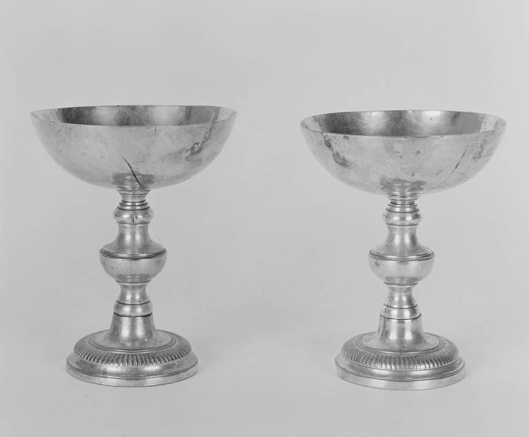 Paire de vases à quêter.