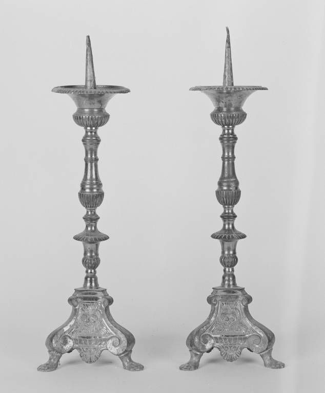 Paire de chandeliers d'autel.