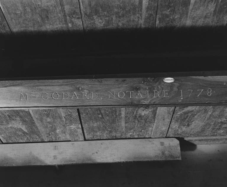 Détail d'une inscription (dernier banc à droite de l'allée).