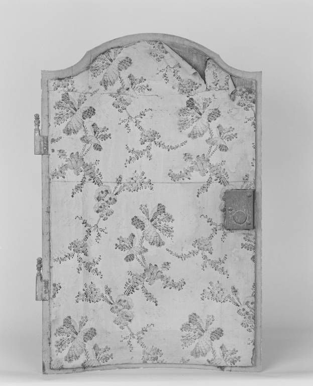 Détail : garniture de la porte.