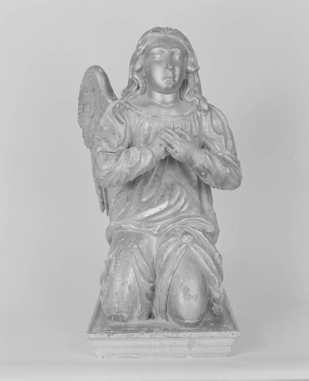 Statuettes en pendant : anges adorateurs