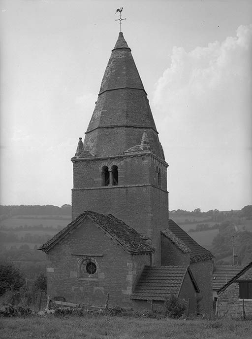 Chevet, de trois-quarts droit.