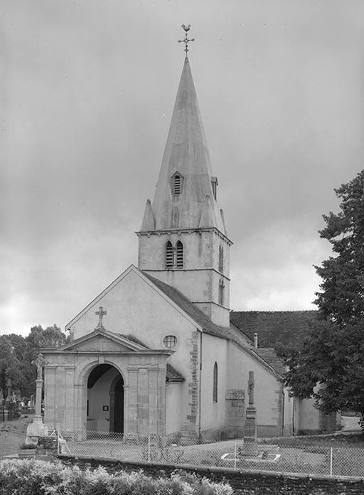 Elévation antérieure, vue de trois-quarts droit.