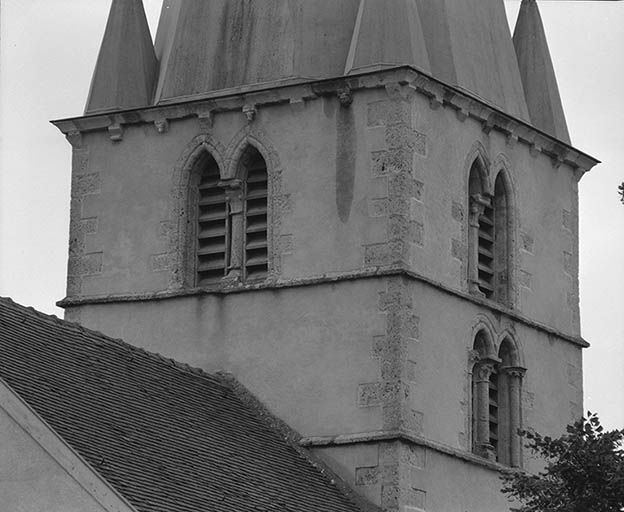 Clocher, détail des baies jumelées des murs antérieur et latéral droit.