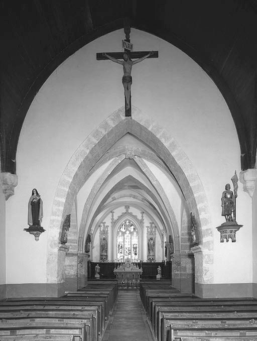 Vue intérieure de la nef et du choeur.