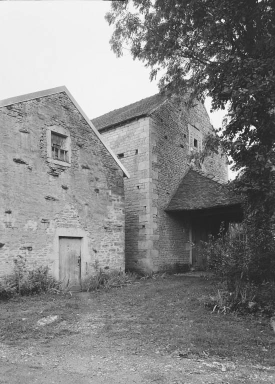 Façades de l'huilerie et du moulin à grain.