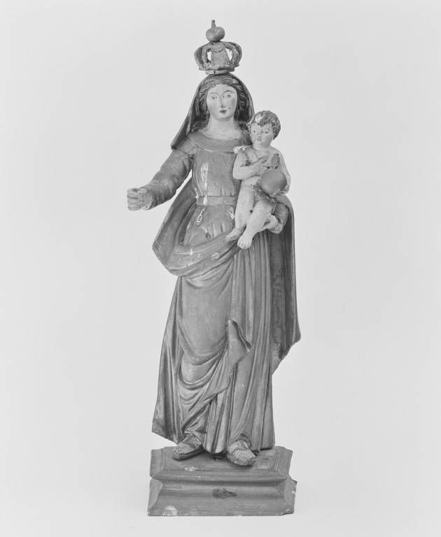 Vierge à l'Enfant, vue de face.