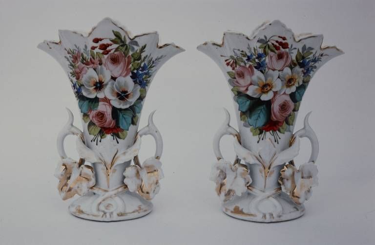 Vue de deux vases.