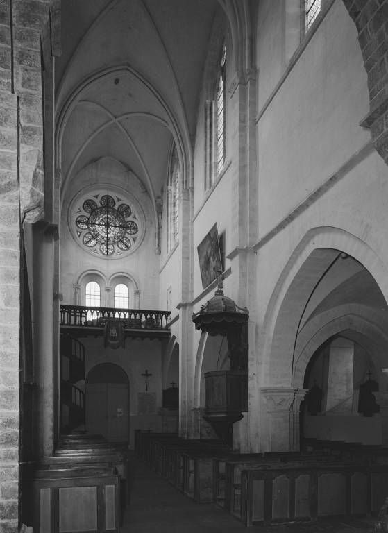 Nef, vue de trois-quarts depuis la croisée du transept.