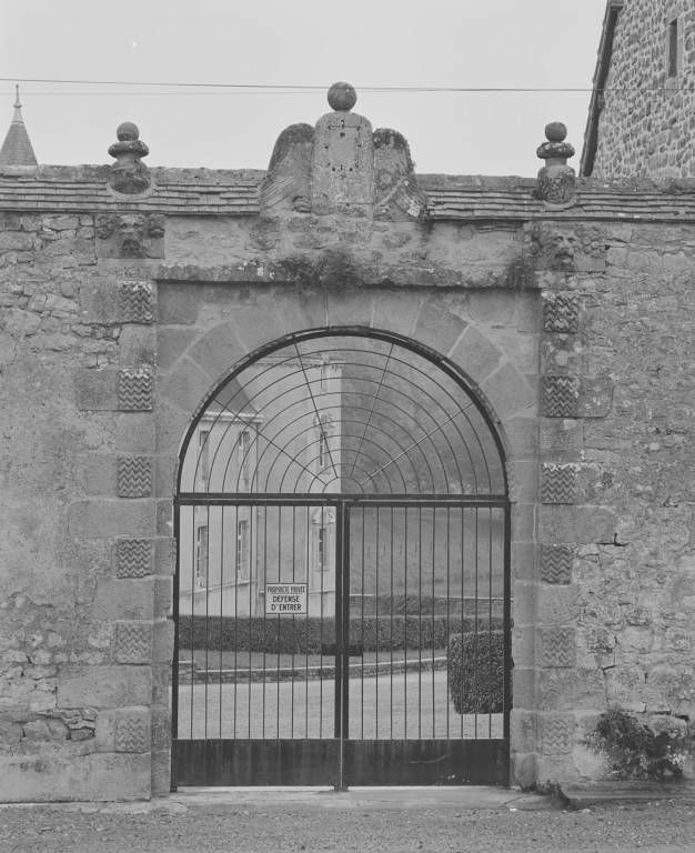 Portail de la cour.