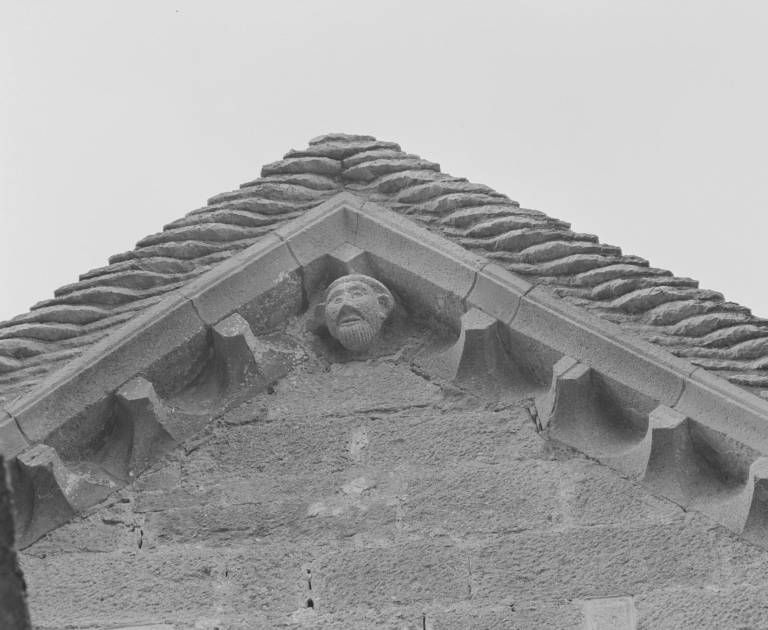 Corniche à modillons, pignon du choeur.