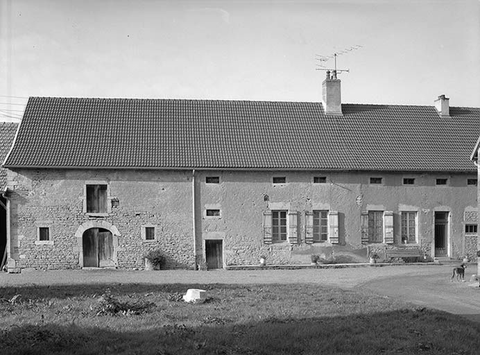 Dépendances agricoles, étable et logis.