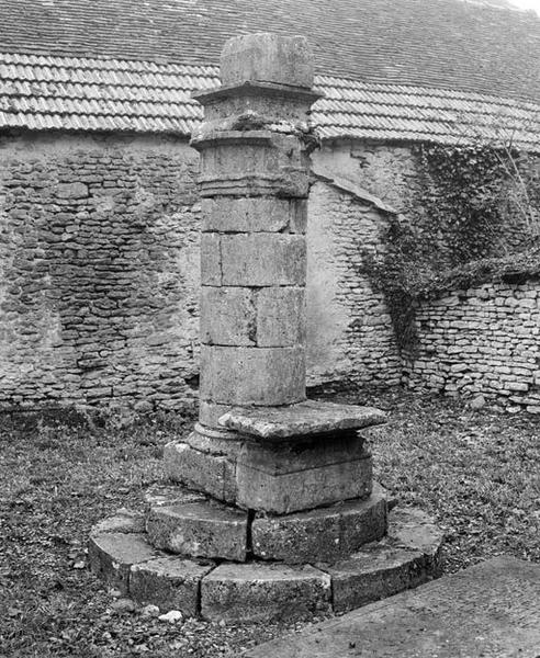 Vestige de la croix du cimetière
