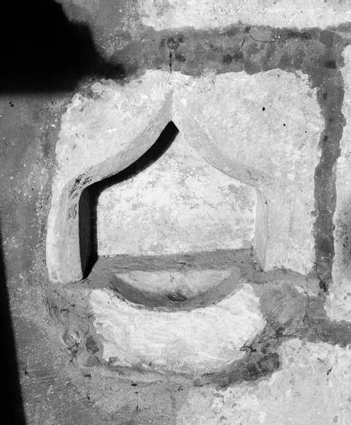 Chapelle gauche : petit lavabo dans l'angle postérieur droit