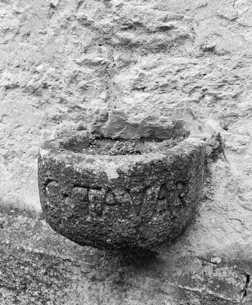 Façade : bénitier à droite du portail