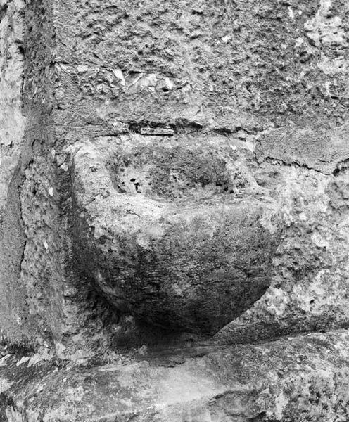 Nef, contrefort postérieur droit : bénitier