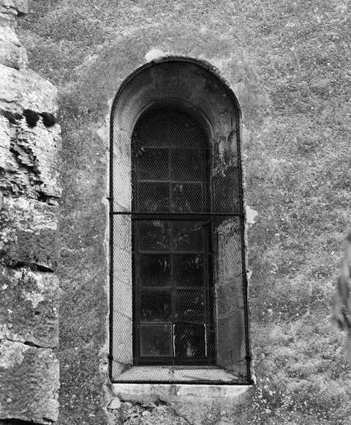 Chapelle à droite de la travée sous clocher : fenêtre