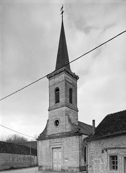 Elévation antérieure, vue de trois-quarts.