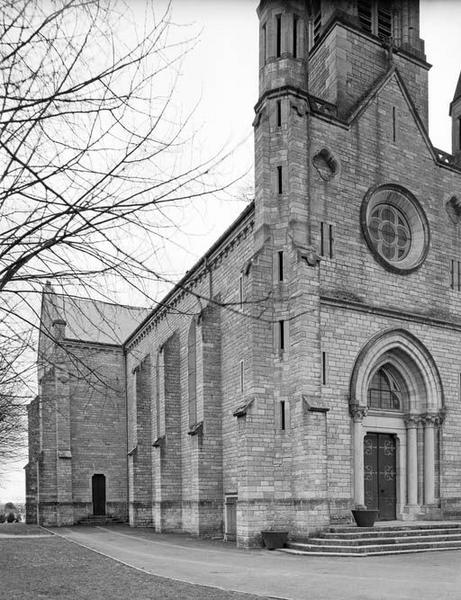 Façade et élévation gauche.