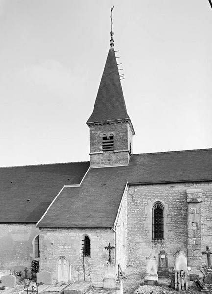 Clocher et chapelle droite.