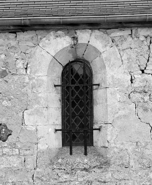 Fenêtre de l'élévation gauche de la chapelle gauche.