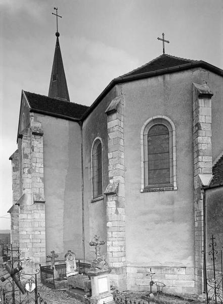 Choeur et chapelle droite.