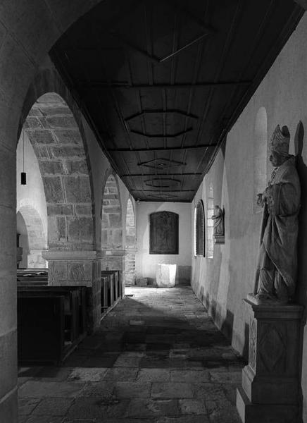 Bas-côté gauche, vue prise du transept.