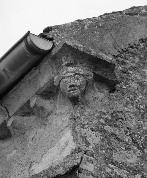 Façade : tête sculptée à l'angle gauche du pignon