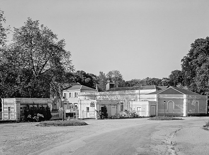 Pavillons d'entrée (salon d'accueil à gauche, administration à droite) et casino, vue prise de la rue.