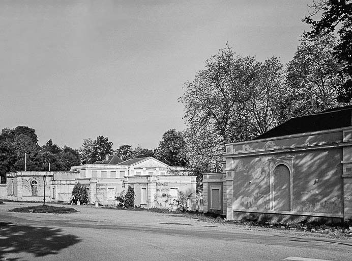 Pavillons d'entrée (salon d'accueil à gauche, administration à droite) et établissement thermal, vue prise de la rue.