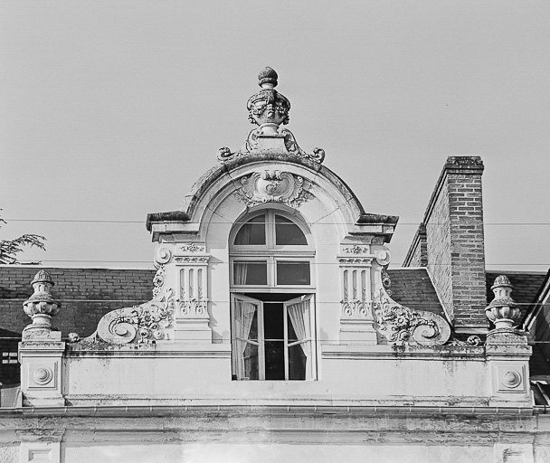 Lucarne centrale de la façade nord du corps principal, vue de 1984.