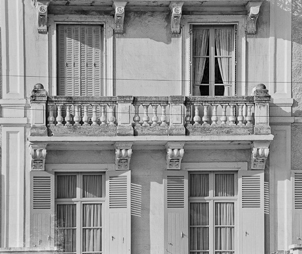 Balcon du premier étage des baies centrales de la façade nord du corps principal, vue de 1984.