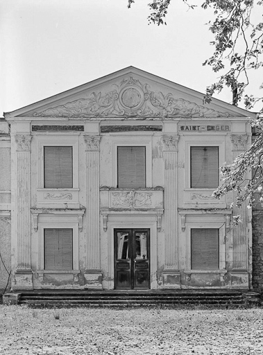 Façade antérieure, avant-corps.