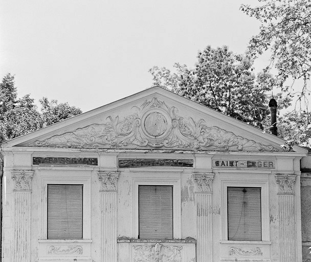 Façade antérieure, avant-corps, détail, fronton.