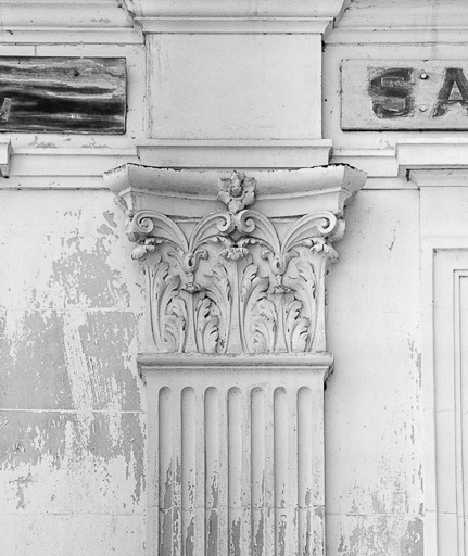 Façade antérieure, avant-corps, chapiteau d'un pilastre.