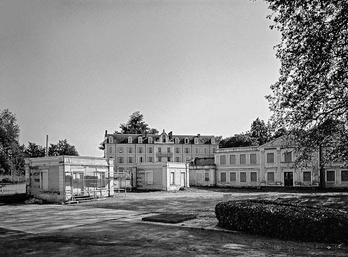 Pavillons d'entrée et établissement thermal, vue avec l'Hôtel du Parc à l'arrière-plan.