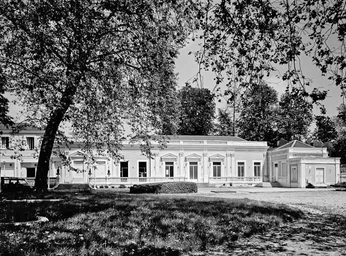 Façade donnant sur le parc thermal.