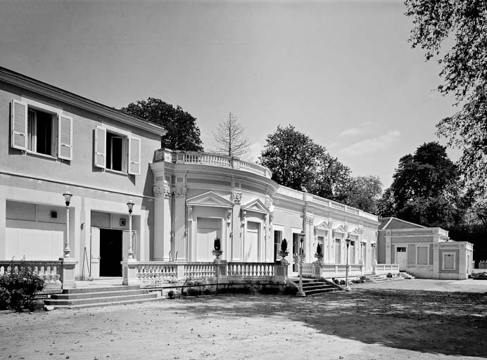 Façade, vue depuis le nord-ouest.