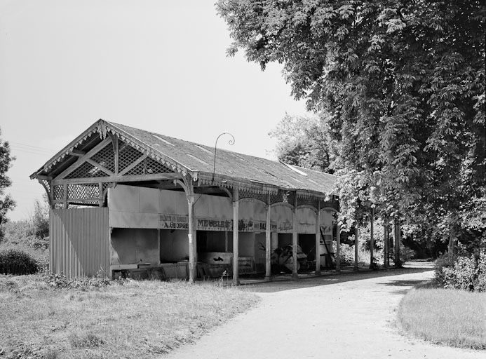 Allée couverte et boutiques en 1984.