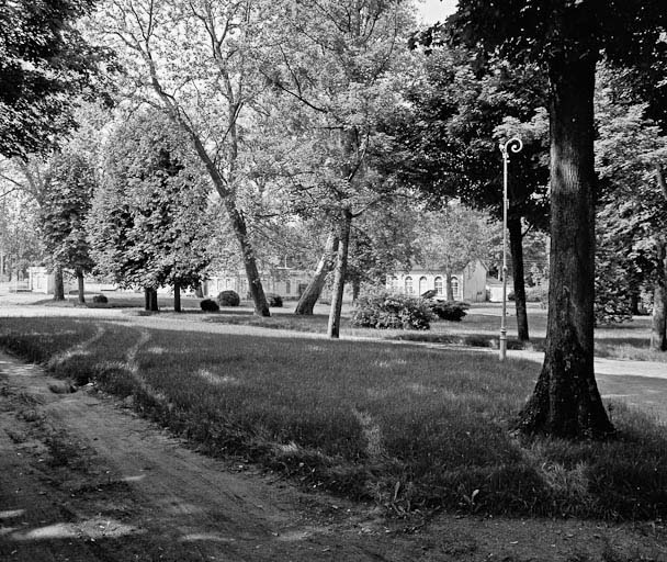 Allée avec le gymnase et l'établissement thermal à l'arrière-plan.