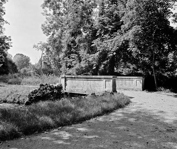 Pont de pierre au nord du lac (état en 1984).