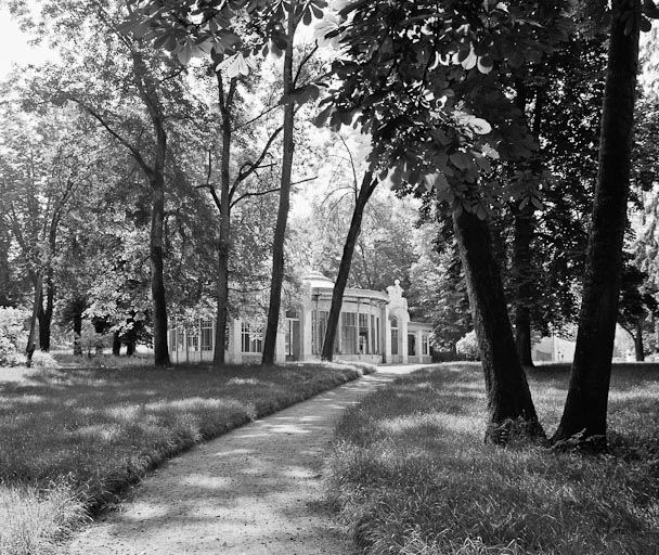 Allée avec le pavillon des sources Saint-Léon et Saint-Léger à l'arrière-plan.