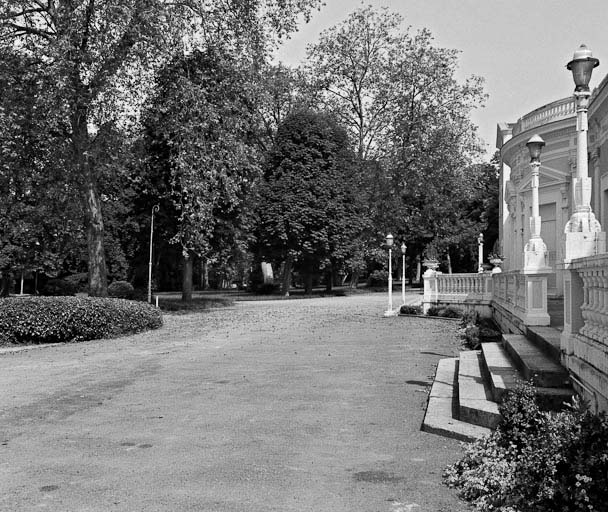 Façade donnant sur le parc thermal.