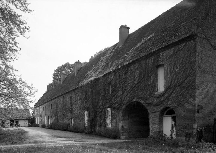Bâtiment de l'ancien château, élévation sur cour vue de trois-quarts droit.