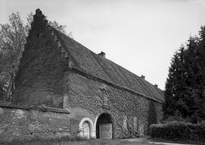 Bâtiment de l'ancien château, partiet abritant le corps de passage, élévation sur le chemin d'accès.
