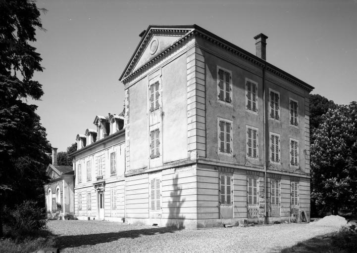 Vue d'ensemble de trois-quarts droit.